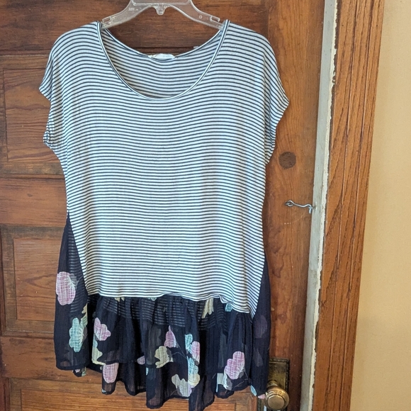 a.gain Tops - Gray and White Relaxed Blouse with Floral Design